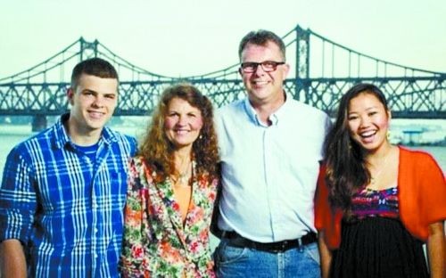 Canadian couple Kevin Garratt (2nd, right) and Julia Dawn Garratt (2nd, left) were charged with espionage in China.