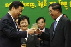 President Xi Jinping toasts with Cambodian Prime Minister Hun Sen.