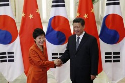 Chinese President Xi Jinping (R) shakes hands with South Korean President Park Geun-hye.