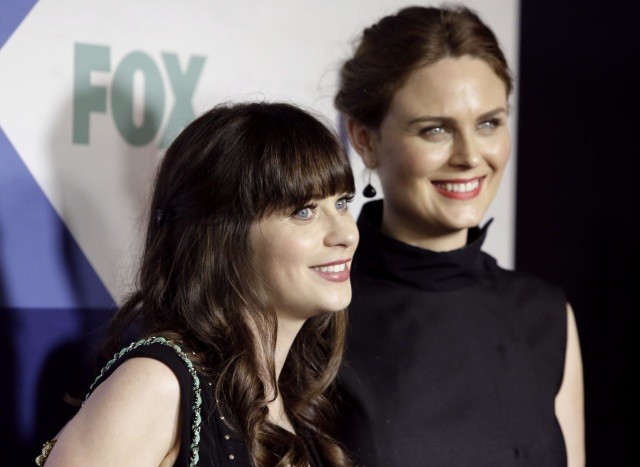 "New Girl" star Zooey Deschanel and her sister "Bones" star Emily Deschanel arrive at the Fox Summer TCA All-Star Party in West Hollywood, California August 1, 2013. 
