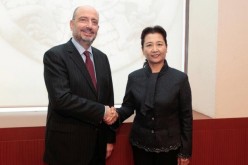 Cui Yuying shakes hands with Mexico's Foreign Affairs Undersecretary, Carlos de Icaza.