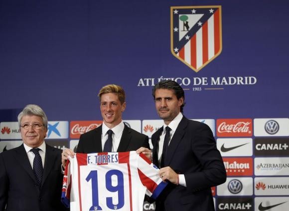 Fernando Torres (C) poses with his new Atletico Madrid jersey with the club's president, Enrique Cerezo (L). 