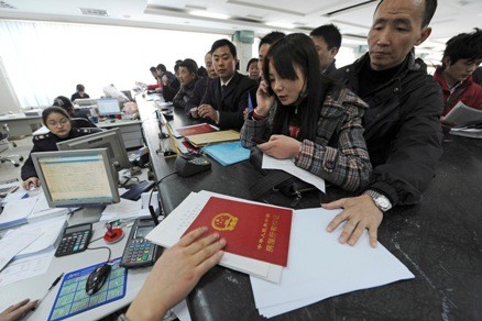 People pay tax at the local taxation bureau in Hefei, Anhui Province.