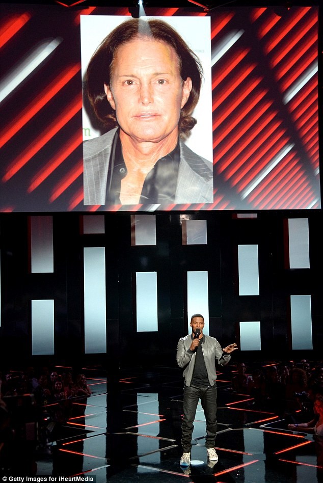 Jamie Foxx pokes fun at Bruce Jenner which is not accepted by online communities.