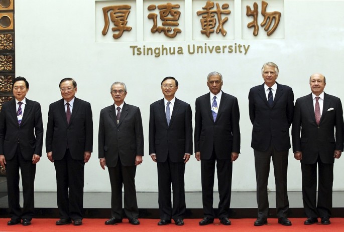  Participants of the 3rd World Peace Forum pose for a group photo at Tsinghua University in Beijing, June 21, 2014. 