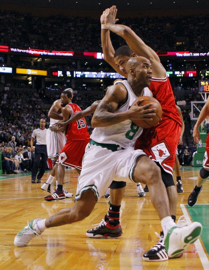  Stephon Marbury drives to the basket during an NBA playoff series game on April 28, 2009. 