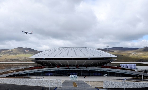 A plane takes off from the terminal of Daocheng Yading Airport in Daocheng county of Garze Tibetan Autonomous Prefecture, Sichuan Province.