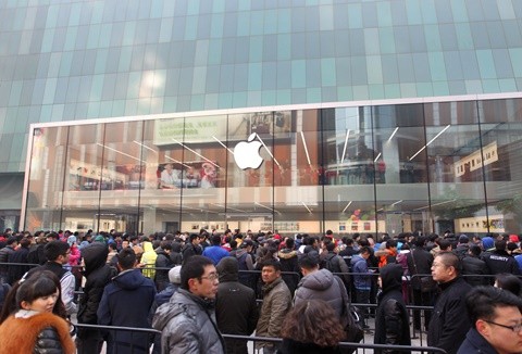 Customers gather and wait for the opening of an Apple store in Shenyang, Liaoning Province in Feb. 2015.