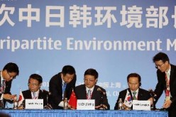 China's Minister of Environmental Protection Chen Jining and his counterparts from Japan and South Korea--Yoshio Mochizuki (left) and Yoon Seong-kyu--at an environment meeting in Shanghai, April 30.