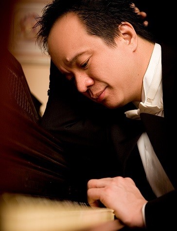 Award-winning Rueibin Chen gives a virtuoso performance of a Rachmaninoff rhapsody.