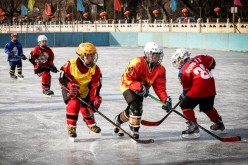A growing number of children in Beijing have embraced ice hockey, and their families have warmed to the sport as it helps kids build character and health. 