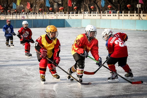 A growing number of children in Beijing have embraced ice hockey, and their families have warmed to the sport as it helps kids build character and health. 