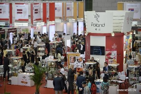 Visitors tour the 2014 Central and Eastern European Countries' Products Fair (CEEC Fair) in Ningbo, east China's Zhejiang Province, last year.
