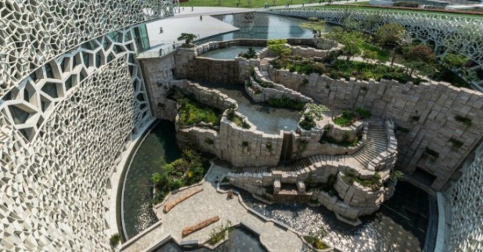 Shanghai Natural History Museum's Jing'an Sculpture Park features one of the world's coolest water gardens.