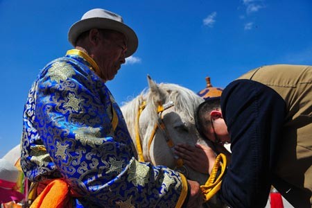 Thousands of ethnic Mongolians from all over China flocked to Ordos to attend the spring ritual.