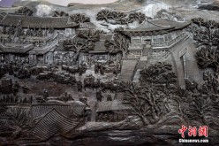 The root carving vividly depicts the original painting, detailed with more than 800 characters, 30 pavilions, 28 boats, and the daily life of people and the landscape in ancient China.