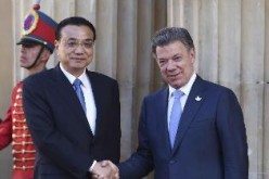 Premier Li Keqiang is welcomed and received by Colombian President Juan Manuel Santos at the presidential palace in Bogota.