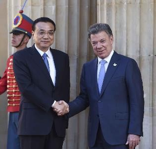 Premier Li Keqiang is welcomed and received by Colombian President Juan Manuel Santos at the presidential palace in Bogota.