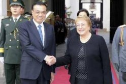  Chilean President Michelle Bachelet welcomes Premier Li Keqiang at the Presidential Palace in Santiago.