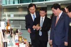 Alibaba Group head Jack Ma looks at Korean food products in a T Center in southern Seoul after launching Alibaba’s online shopping platform in South Korea.