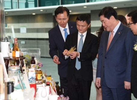 Alibaba Group head Jack Ma looks at Korean food products in a T Center in southern Seoul after launching Alibaba’s online shopping platform in South Korea.