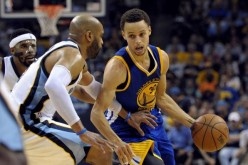 NBA Golden State Warriors' Stephen Curry (R) 