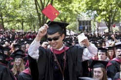 A Chinese student waves the national flag during a graduation ceremony in an American university.