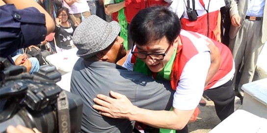Jackie Chan meets with one of the quake victims in Kathmandu during his recent trip to Nepal to distribute relief supplies.