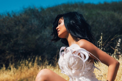 Kylie Jenner’s New Sexy Photo In A Corset Made Of Feathers [SLIDESHOW]
