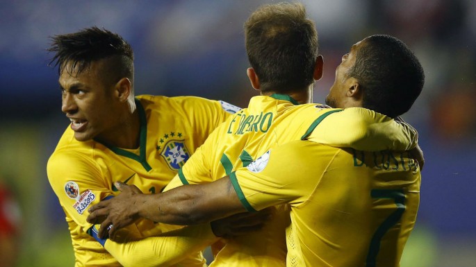 Brazil's Neymar (L) flocked by teammates