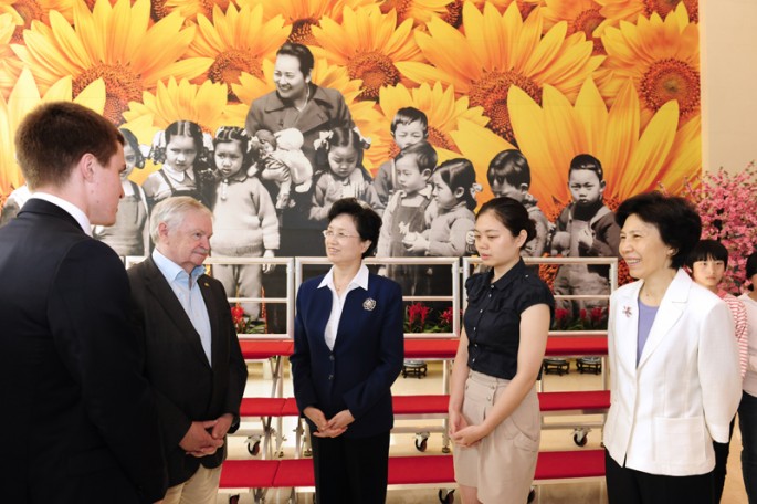Song Xiuyan, vice-president and first member of the Secretariat of the All-China Women's Federation, meets with Albert Likhanov, president of the Russian Children's Foundation, in Beijing on May 22.