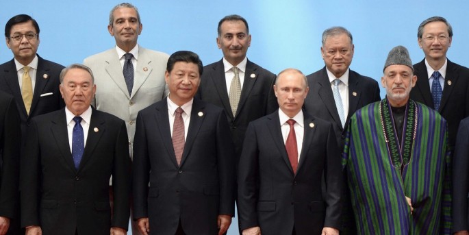 President Xi Jinping together with presidents and deligates from neighboring nations.