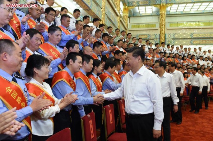 President Xi Jinping and Premier Li Keqiang shake hands with groups and individuals who were honored for their outstanding contributions to the country's anti-drug cause in Beijing, June 25, 2015.
