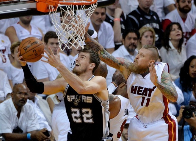 Tiago Splitter goes up for a shot past the Miami Heat's Chris Andersen in the 2014 NBA Finals.