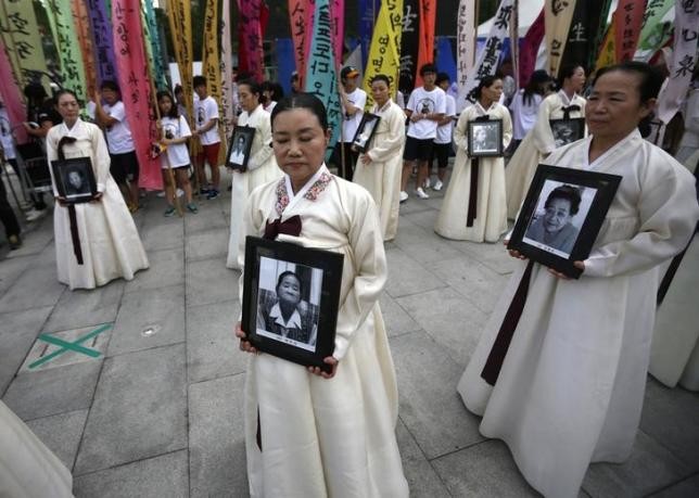 Participants at a requiem ceremony for former comfort woman Lee Yong-nyeo in Seoul, Aug. 14, 2013.