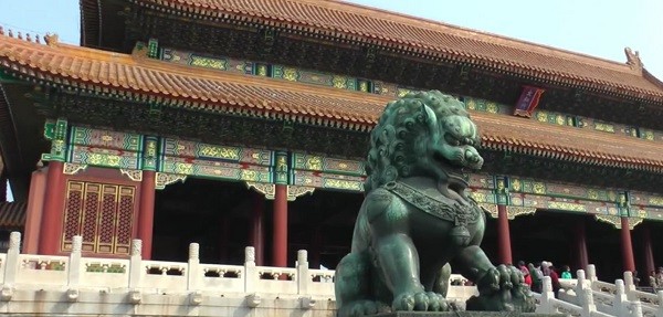 A guardian lion awaits visitors of the palace.