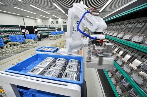 Robots with intelligent sensors examine the products in a warehouse.