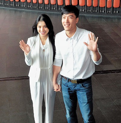 Better times: Athlete Liu Xiang and actress Ge Tian holding hands and posing together for the camera. They divorced on June 26, 2015.