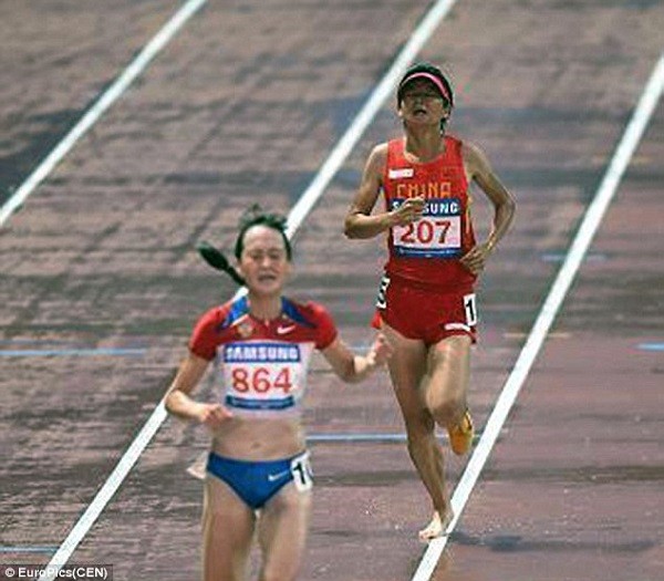 Zhang Yingying continued running despite losing a shoe and won a bronze medal in the end.