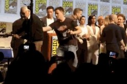 Channing Tatum Helps Stan Lee Exit San Diego Comic Con Panel Stage