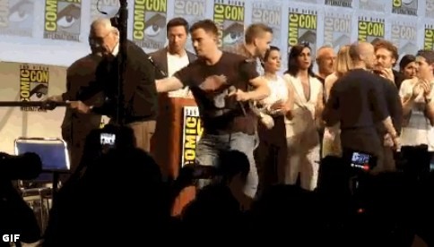 Channing Tatum Helps Stan Lee Exit San Diego Comic Con Panel Stage