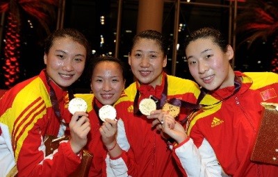 Xu Anqi, Yin Mingfang, Sun Yujie and Tang Yiling show off their gold medals at the Epee World Cup in Doha, Qatar, on Jan. 21, 2013.