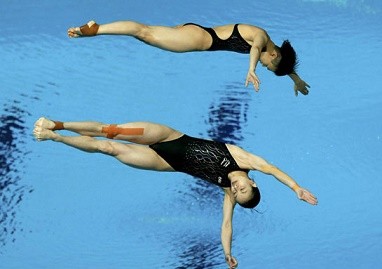 Chinese Olympic champion Wu Minxia and two-time world champion Shi Tingmao clinched another world title in the three-meter women's synchronized springboard event at the FINA World Championships.