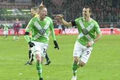 VfL Wolfsburg's Kevin De Bruyne (L) celebrate with his team mate Ivan Perisic 