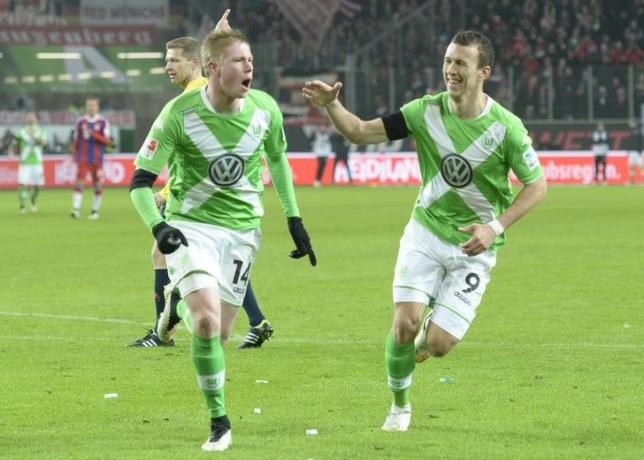 VfL Wolfsburg's Kevin De Bruyne (L) celebrate with his team mate Ivan Perisic 