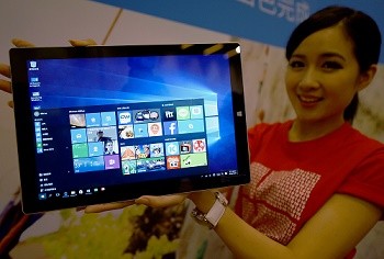 A Microsoft staff shows the interface of the new Windows 10 operating system on July 29.