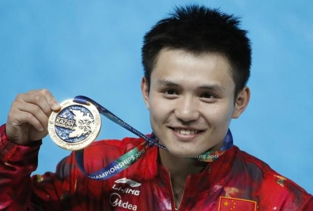 China's Qiu Bo poses with his gold medal after winning the men's 10m platform final at the Aquatics World Championships in Kazan, Russia, Aug. 2, 2015.