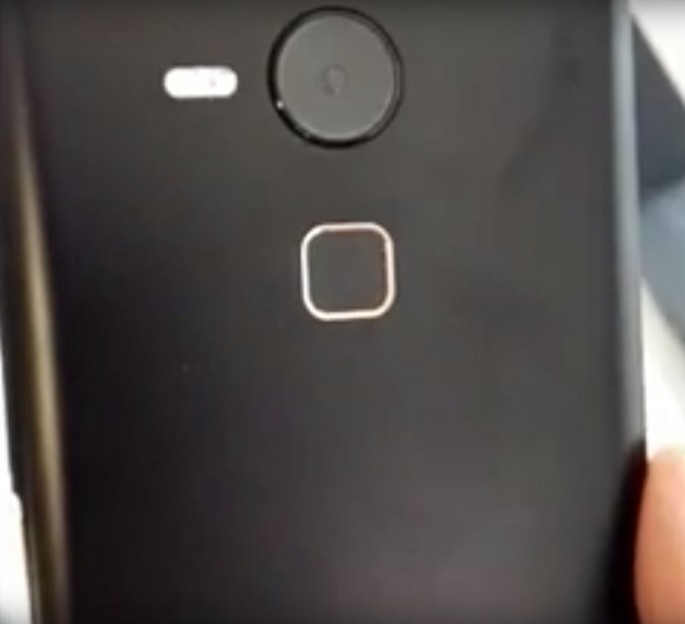 The purported 2015 Huawei Nexus smartphone is shown in a video clip.