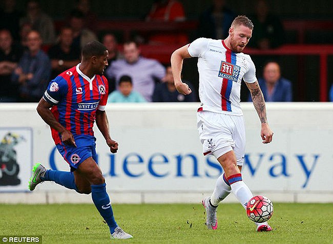 Newly-signed striker Connor Wickham (R) improves Crystal Palace's offense this season.