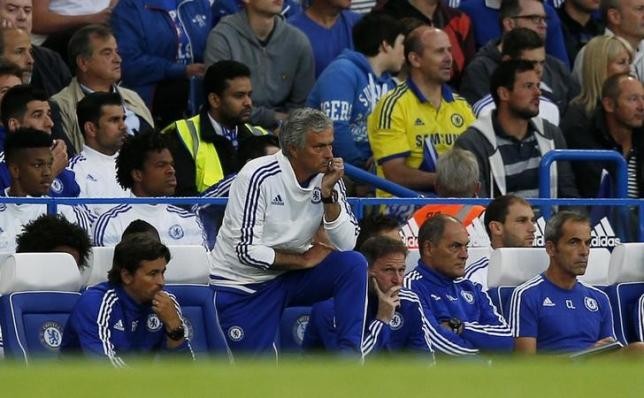 Chelsea boss José Mourinho (center) is keen on winning the Premier League title again this season.